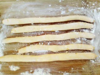 12、南瓜汤圆,然后将南瓜揉成条