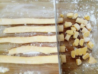 13、南瓜汤圆,再拿刀切小块