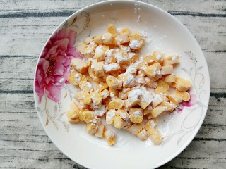 14、南瓜汤圆,切好的装盘，在上面再撒上一层薄薄的粉