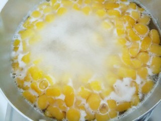 16、南瓜汤圆,锅里烧水，水开后放入南瓜圆煮开