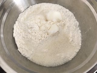 1、绿豆饼～酥了一地渣儿,加入白糖，猪油，筷子先搅拌均匀一下