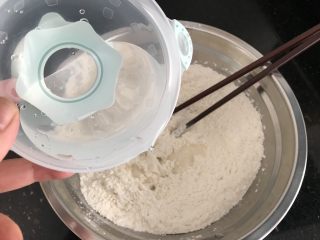 2、绿豆饼～酥了一地渣儿,加入清水，慢慢分多次加入，视面粉吸水量适当增减