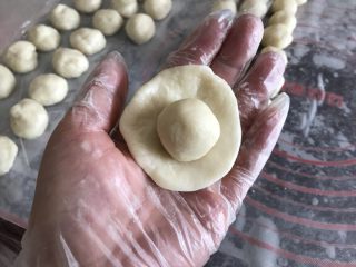 5、绿豆饼～酥了一地渣儿,油皮压扁，把油酥放油皮上