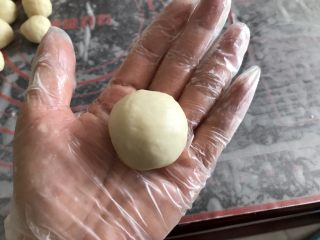 6、绿豆饼～酥了一地渣儿,包起来，收口朝下