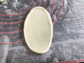 7、绿豆饼～酥了一地渣儿,然后擀成椭圆形（牛舌状）