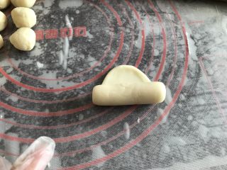 8、绿豆饼～酥了一地渣儿,一头朝另一头卷起