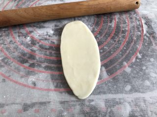 11、绿豆饼～酥了一地渣儿,再擀成椭圆形