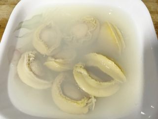 1、狗年旺旺,年夜饭系列8️⃣《蚝豆8头鲍》,准备好的罐头8头鲍和鲍鱼汁。