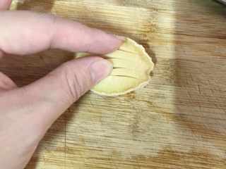 2、狗年旺旺,年夜饭系列8️⃣《蚝豆8头鲍》,用刀如图直切几刀,0.5cm左右的刀痕。