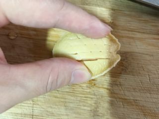 3、狗年旺旺,年夜饭系列8️⃣《蚝豆8头鲍》,再如图斜切几刀,0.5cm的刀痕。