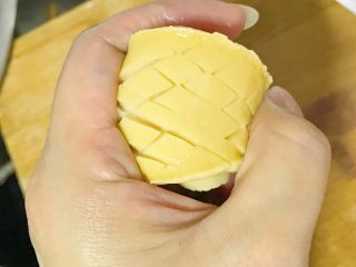 4、狗年旺旺,年夜饭系列8️⃣《蚝豆8头鲍》,刀痕是如图的菱形块儿,这样切几刀,便于入味。