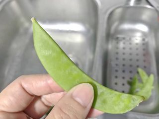 5、狗年旺旺,年夜饭系列8️⃣《蚝豆8头鲍》,荷兰豆两头尖尖的部分很老,口感不好。