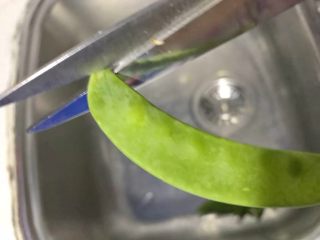 6、狗年旺旺,年夜饭系列8️⃣《蚝豆8头鲍》,我们用剪刀把尖尖的头剪掉。