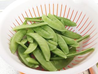 7、狗年旺旺,年夜饭系列8️⃣《蚝豆8头鲍》,洗净,控干水分备用。