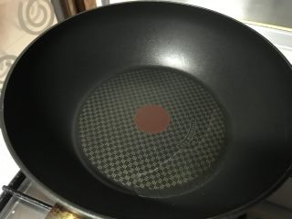 8、狗年旺旺,年夜饭系列8️⃣《蚝豆8头鲍》,锅底少油烧热。