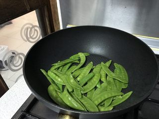 9、狗年旺旺,年夜饭系列8️⃣《蚝豆8头鲍》,煸炒一下荷兰豆。