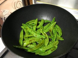 11、狗年旺旺,年夜饭系列8️⃣《蚝豆8头鲍》,翻炒均匀,出锅,摆盘。