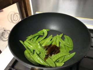 10、狗年旺旺,年夜饭系列8️⃣《蚝豆8头鲍》,加入一汤匙蚝油。