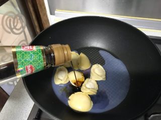 12、狗年旺旺,年夜饭系列8️⃣《蚝豆8头鲍》,鲍鱼和鲍鱼汁一起倒入无油空锅里,加入一汤匙蒸鱼豉油。