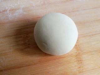 1、造型馒头——长草颜团子,牛奶中加入酵母，放入面粉和成面团。反复揉匀至面团细腻光滑。一定要把面揉好才可以做馒头，千万不要偷懒。面团揉好后直接做造型，不用等面团发酵。