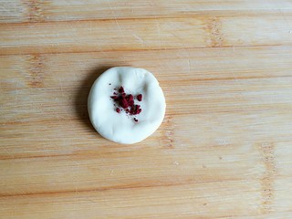 3、造型馒头——长草颜团子,再取大约5克的白面团加入一点点红曲粉，揉成粉色面团。