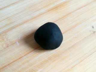 4、造型馒头——长草颜团子,揉好的黑色面团。