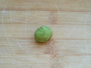 6、造型馒头——长草颜团子,同样用白面团加入绿茶粉揉成绿色面团。