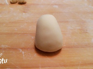 7、造型馒头——长草颜团子,剩余的做成上窄下粗的身子。