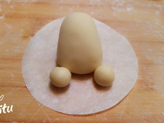 8、造型馒头——长草颜团子,将两个圆球沾到身子下方。