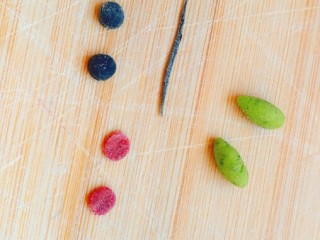 11、造型馒头——长草颜团子,黑色面团做两个小圆片当眼睛，粉色做两个小圆片当腮红，绿色做两个小水滴当做头上的小草。搓一条黑色细条做嘴巴。