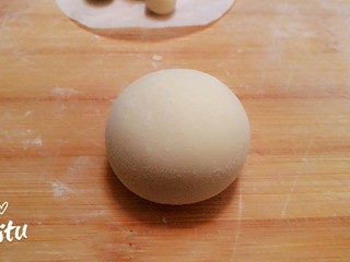 10、造型馒头——长草颜团子,大的面团揉成圆形当做头部。