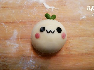 12、造型馒头——长草颜团子,把眼睛腮红等沾到面部，一个团子就做好了。你可以发挥想象力做出各种表情的团子。