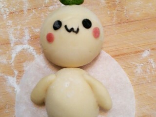 13、造型馒头——长草颜团子,做好造型的馒头放锅里醒发好之后蒸十五分钟。蒸的时候可将身子和头部分开蒸，也可以沾到一起蒸。