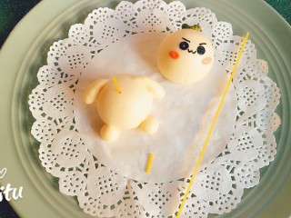 14、造型馒头——长草颜团子,我是分着蒸的，蒸好后用意大利面把头部和身子连接起来。