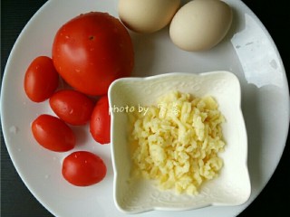 1、西红柿鸡蛋披萨,备好食材：鸡蛋，小番茄，番茄，马苏里拉芝士；