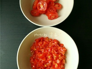 2、西红柿鸡蛋披萨,小番茄洗净切片，番茄洗净切丁； 