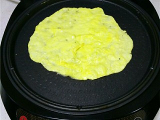 4、西红柿鸡蛋披萨,电饼铛刷油，倒入蛋液；只打开电饼铛的下开关，启动预热程序； 