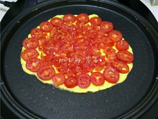 6、西红柿鸡蛋披萨,预热程序结束后，关闭电源；在蛋饼四周铺上番茄块；