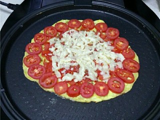 8、西红柿鸡蛋披萨,铺上马苏里拉芝士；