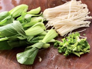 3、金针菇豆腐鱿鱼煲,青菜洗净对半切开，金针菇洗净后去根，香菜切段。