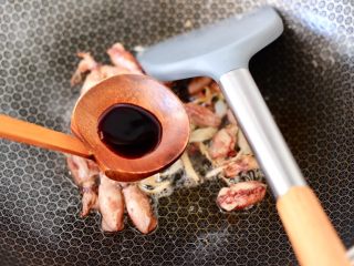 6、金针菇豆腐鱿鱼煲,这个时候加入生抽调味调色。