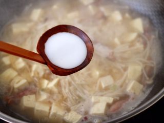 11、金针菇豆腐鱿鱼煲,这个时候用化开的淀粉勾芡。