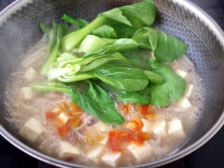 12、金针菇豆腐鱿鱼煲,大火继续煮1分钟左右，放入青菜。