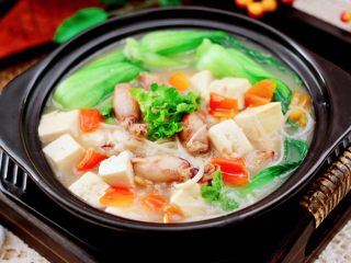 14、金针菇豆腐鱿鱼煲,鲜美味浓郁，简直不要太好喝。