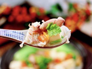 15、金针菇豆腐鱿鱼煲,营养丰富又健康养生，吃上一口真的是超级满足。