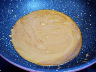 4、海盐杏仁太妃糖,我只熬到130度就关火了，如果想吃硬一点的话，继续熬至160度，颜色变深时马上关火，不然会发苦