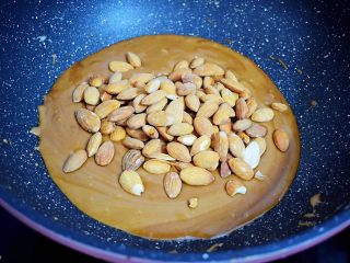 5、海盐杏仁太妃糖,加入杏仁