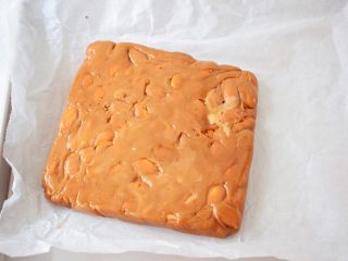 8、海盐杏仁太妃糖,再盖上一张油纸，开始整形