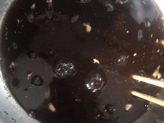 2、红糖开花馒头,加入300克温水化开,再放入酵母搅拌均匀