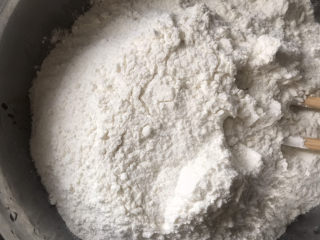 3、红糖开花馒头,盆里称好500克面粉,边倒入红糖水边搅拌至须状